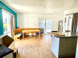 O bucătărie sau chicinetă la Self check-in sleepout with bathroom