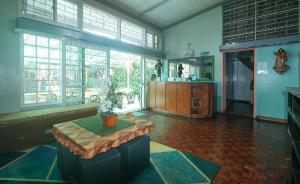 TV a/nebo společenská místnost v ubytování RedDoorz Hostel at MRC Residences Baguio