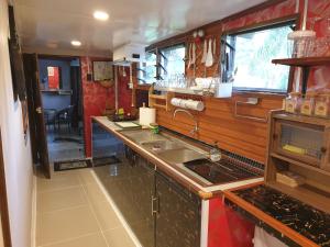 Master's Homestay في سوفا: مطبخ مع حوض وطاولة عمل