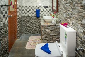 un baño con inodoro y lavabo en Villa 95 - Private Villa in Ahungalla, en Ahungalla 35 fotos más