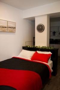 Кровать или кровати в номере Studio - Cozy Downtown Hideaway