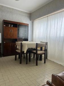 a dining table and chairs in a living room at Luminoso depto céntrico para 4 personas 2 amb in Mar del Plata
