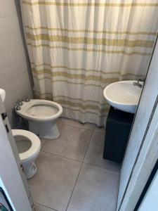 a bathroom with two toilets and a shower curtain at Luminoso depto céntrico para 4 personas 2 amb in Mar del Plata