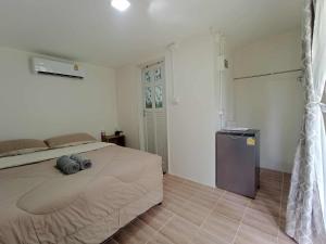 een slaapkamer met een groot bed in een kamer bij My Home Koh Kood1 in Ko Kood