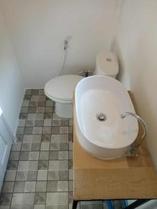 库德岛My Home Koh Kood1的带白色水槽和马桶的浴室