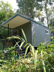 库德岛My Home Koh Kood1的花园中间的小房子