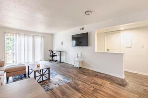 TV a/nebo společenská místnost v ubytování Modern 2 BR APT, Near Hospital & UAB, WiFi