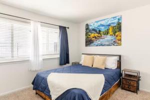 Postel nebo postele na pokoji v ubytování Modern 2 BR APT, Near Hospital & UAB, WiFi + 21 fotografií