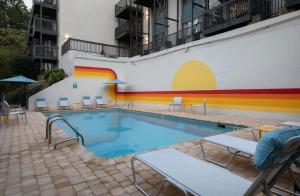 Bazén v ubytování Modern 2 BR APT, Near Hospital & UAB, WiFi nebo v jeho okolí