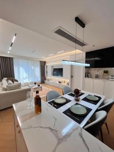 Η κουζίνα ή μικρή κουζίνα στο Vintage-Style, Fully Equipped Apartment with 3Bedroom