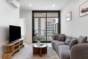 Et tv og/eller underholdning på Cloudline City Stay Victoria Tower CBD