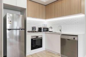 Køkken eller tekøkken på Cloudline City Stay Victoria Tower CBD