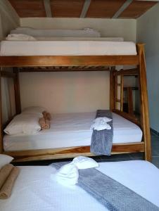 un paio di letti a castello in una stanza di none a Capurganá