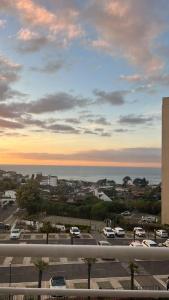 una vista de un aparcamiento con el océano en Descanso y Comodidad absoluta en el mejor sector, en Concón