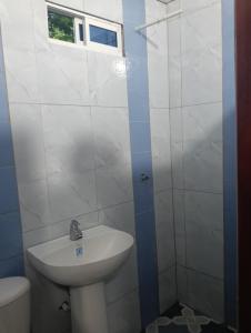 un bagno con lavandino e WC di none a Capurganá
