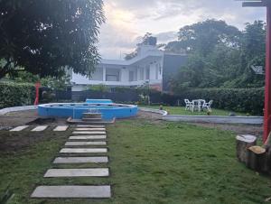 un cortile con una vasca blu nell'erba di none a Capurganá