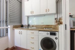 Studio on Macrossan في ميناء دوغلاس: مطبخ مع غسالة ومغسلة +9 صور