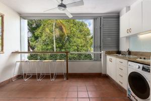 Studio on Macrossan في ميناء دوغلاس: مطبخ به نافذة كبيرة بها مقاعد