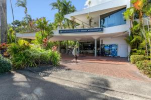 Studio on Macrossan في ميناء دوغلاس: شخص يمشي أمام مبنى