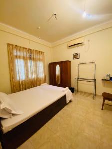 a bedroom with a large bed and a window at DropHaus in Naula