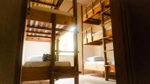 Drop House Hostel في أوباتوبا: غرفة بسريرين بطابقين ومدخل +35 صورة