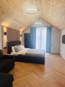 Ένα ή περισσότερα κρεβάτια σε δωμάτιο στο Luxury duplex with mountain views, new gudauri