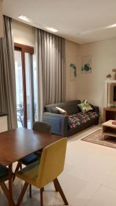 Hawana Salalah Tourism في Ma‘mūrah: غرفة معيشة مع طاولة وأريكة