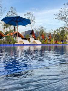The Lake Farm - Dak Lak في بون ما توت: مسبح فيه مظله وماء +29 صورة