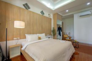 Una cama o camas en una habitación de Three CoCo Villa AoNang Beach