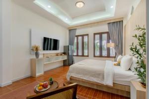 Una televisión o centro de entretenimiento en Three CoCo Villa AoNang Beach