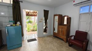 Baan Toom Village and Resort في تشانتابوري: غرفة معيشة بها ثلاجة زرقاء وكرسي