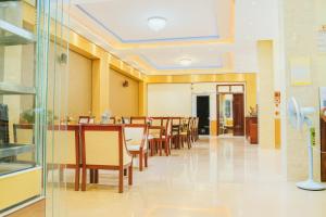 a dining room with a long table and chairs at Hải Vân Hotel Điện Biên in Diện Biên Phủ