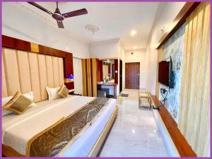 TV a/nebo společenská místnost v ubytování SEA VIEW from rooftop - SWIMMING POOL - HOTEL LAGOON ! PURI near Swargadwar - Golden Beach - Jagannath Temple - Parking - Fully Air Conditioning Rooms - BEST HOTEL IN PURI