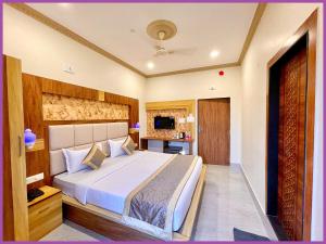 Postel nebo postele na pokoji v ubytování SEA VIEW from rooftop - SWIMMING POOL - HOTEL LAGOON ! PURI near Swargadwar - Golden Beach - Jagannath Temple - Parking - Fully Air Conditioning Rooms - BEST HOTEL IN PURI