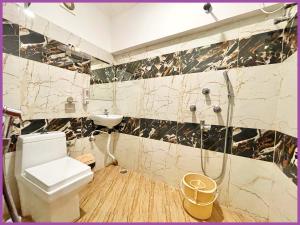 Koupelna v ubytování SEA VIEW from rooftop - SWIMMING POOL - HOTEL LAGOON ! PURI near Swargadwar - Golden Beach - Jagannath Temple - Parking - Fully Air Conditioning Rooms - BEST HOTEL IN PURI