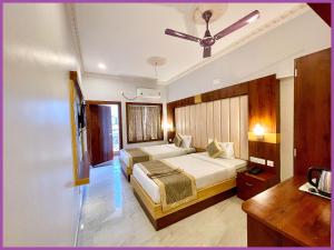 Postel nebo postele na pokoji v ubytování SEA VIEW from rooftop - SWIMMING POOL - HOTEL LAGOON ! PURI near Swargadwar - Golden Beach - Jagannath Temple - Parking - Fully Air Conditioning Rooms - BEST HOTEL IN PURI + 19 fotografií