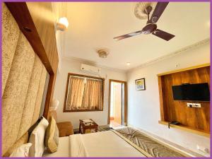 TV a/nebo společenská místnost v ubytování SEA VIEW from rooftop - SWIMMING POOL - HOTEL LAGOON ! PURI near Swargadwar - Golden Beach - Jagannath Temple - Parking - Fully Air Conditioning Rooms - BEST HOTEL IN PURI