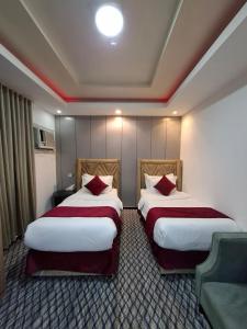 Una cama o camas en una habitación de اصداء الراحة 3 للشقق المخدومة