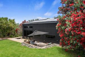 O grădină în afara Black Dune Coastal Studio - Waipu Cove