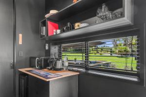 O bucătărie sau chicinetă la Black Dune Coastal Studio - Waipu Cove