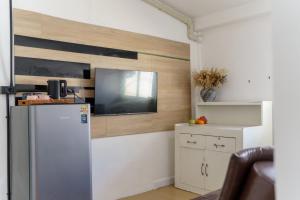 Kuchyň nebo kuchyňský kout v ubytování Three CoCo Villa AoNang Beach