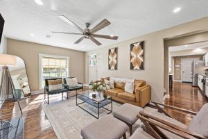 Stay at this Old Fashion House in Bardstown في باردستاون: غرفة معيشة مع أريكة ومروحة سقف