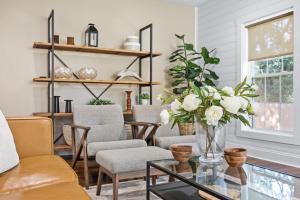 Stay at this Old Fashion House in Bardstown في باردستاون: غرفة معيشة مع طاولة وكراسي زجاجية