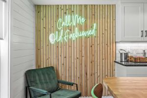 Stay at this Old Fashion House in Bardstown في باردستاون: كرسي أخضر في مطبخ عليه لافتة على الحائط