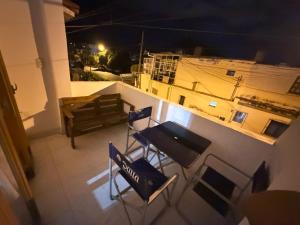 a balcony with a table and chairs and a bench at Dulce Descanso in Salta