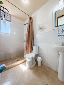 Hotel Bahia Taganga في تاجانجا: حمام مع مرحاض ومغسلة