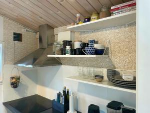 Køkken eller tekøkken på House By A Secluded Lake In Rural Blekinge