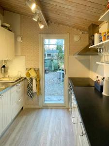 Køkken eller tekøkken på House By A Secluded Lake In Rural Blekinge