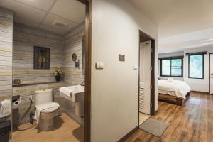 Namtok Sarika Resotel في ناخون نايوك: حمام مع مرحاض ومغسلة وسرير +78 صورة