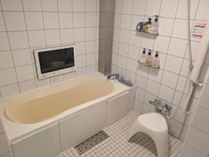 Ванная комната в HOTEL555 錦糸町 +21 фотография